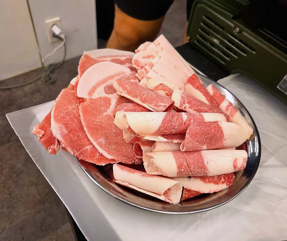 차돌·급냉삼겹·목살로 구성된 모듬 中 한 접시