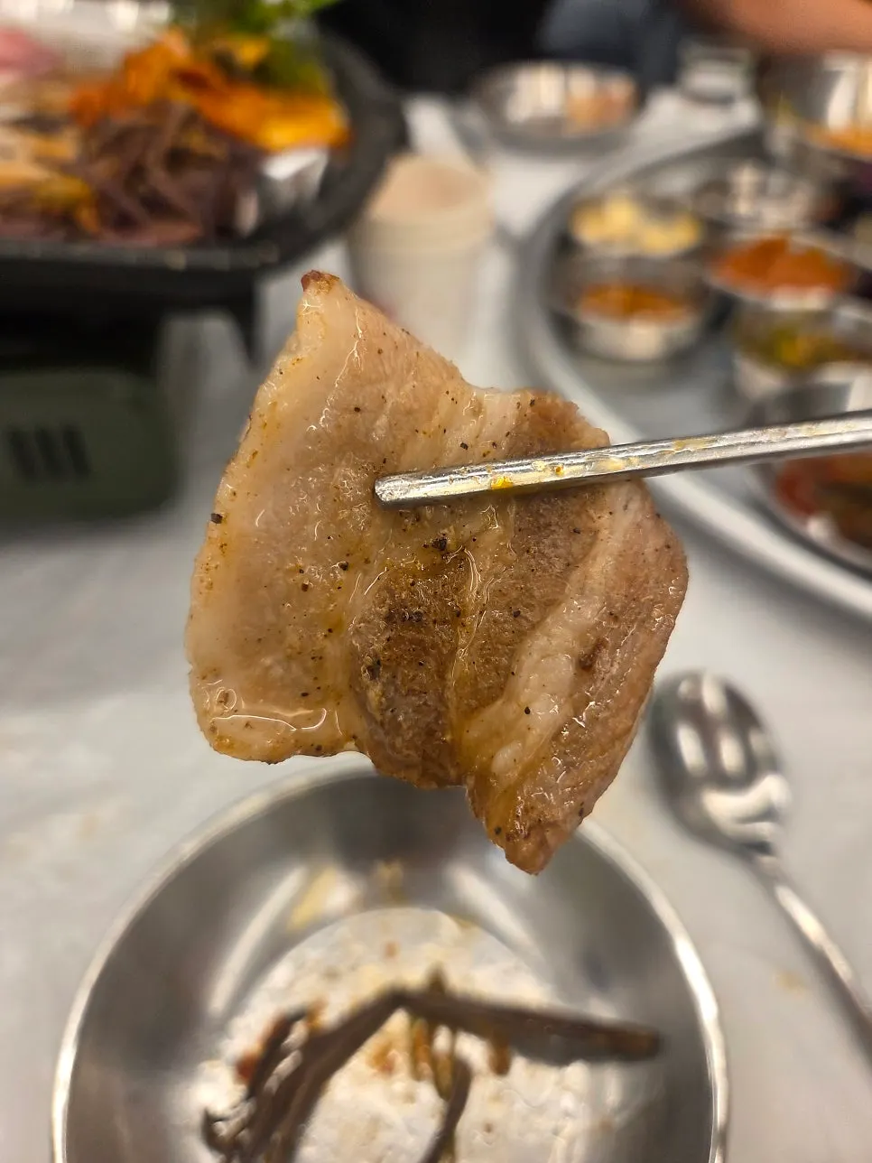 파채와 함께 싸 먹는 냉동 삼겹살