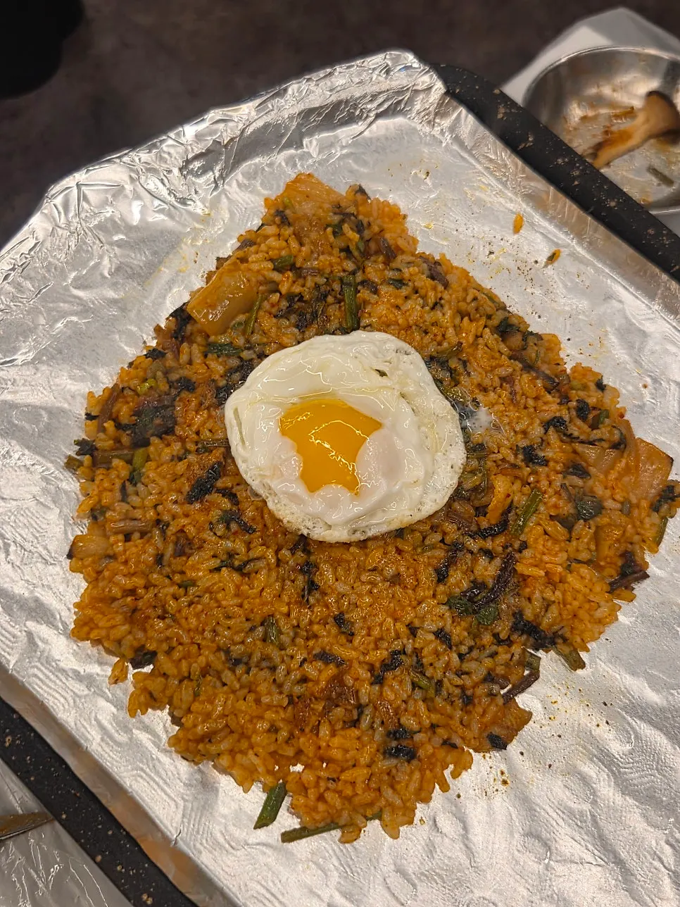 김치말이 국수와 달걀 후라이 올린 볶음밥