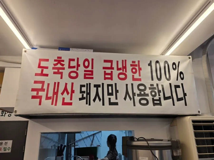 Tables and seating at Jangheungjip Seongshin Women's University branch