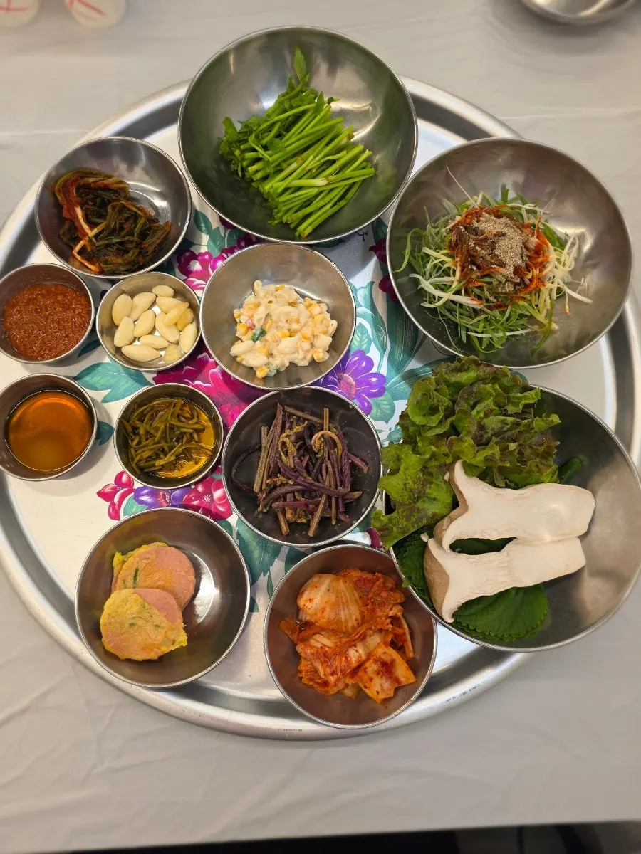 Generous side dishes served with the medium combo set