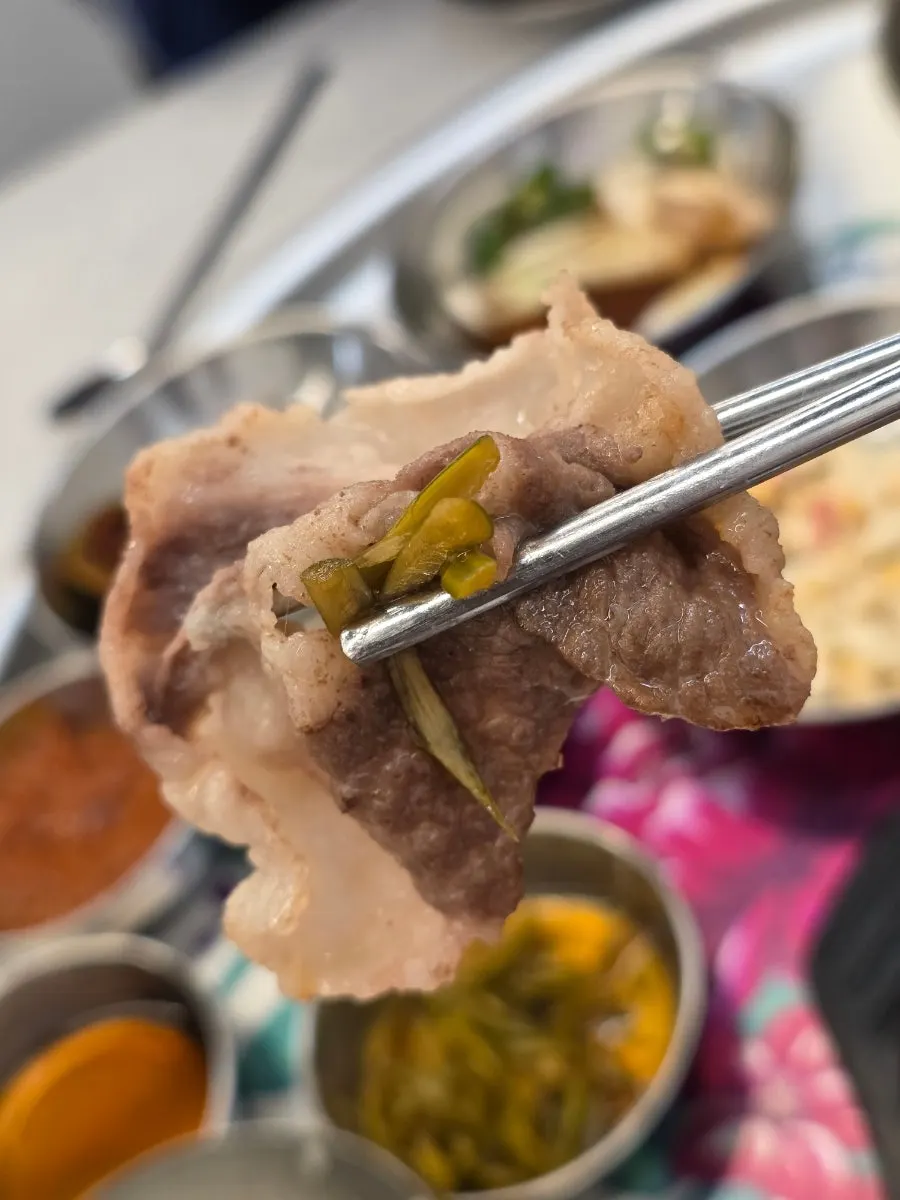 Chadolbagi wrapped with side dishes