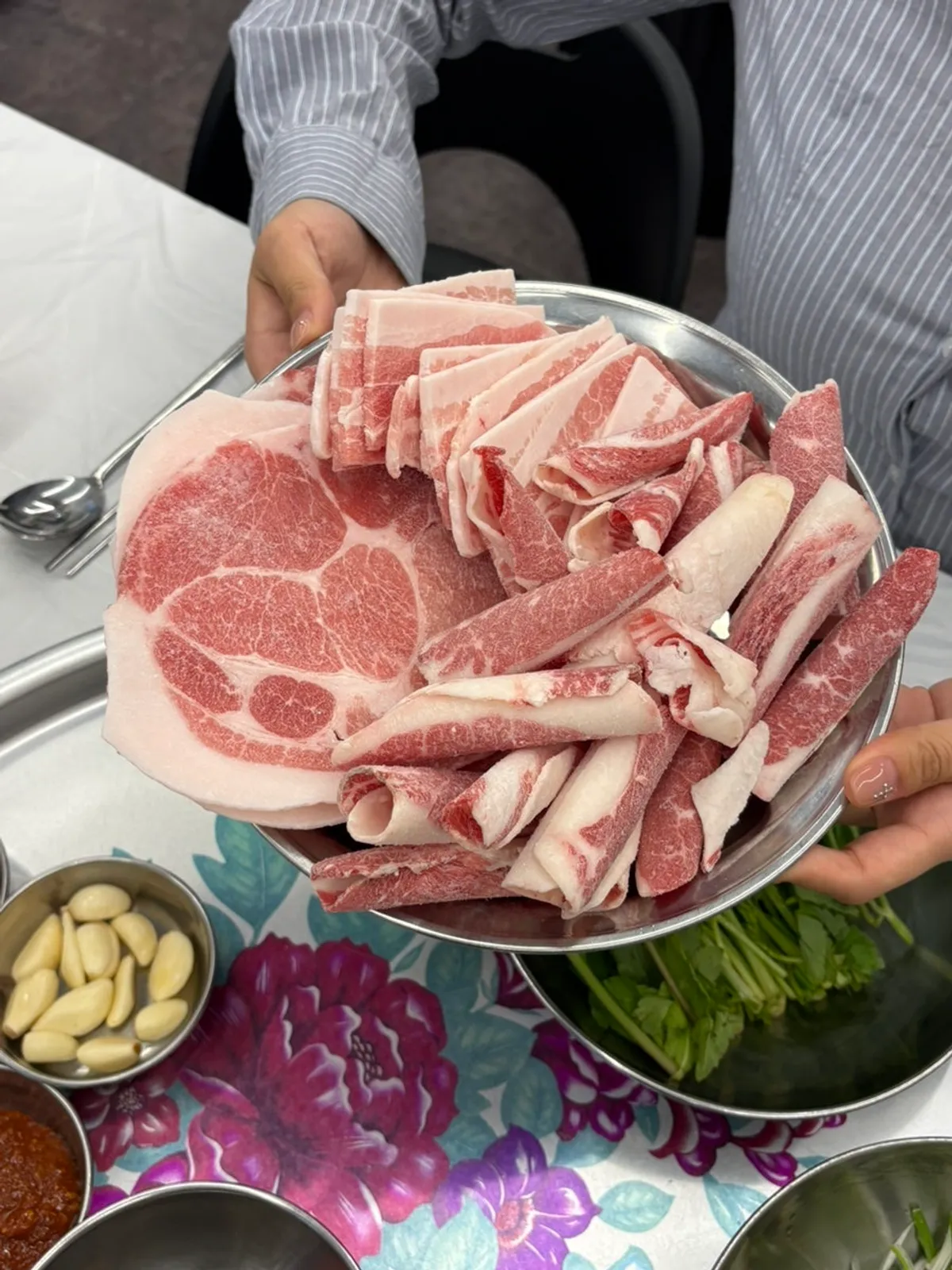 불판에 올린 삼겹살과 목살