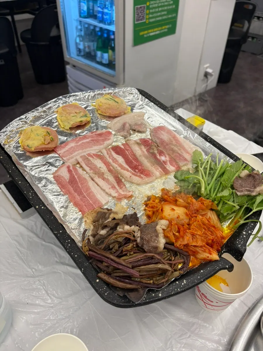 구운 목살과 반찬