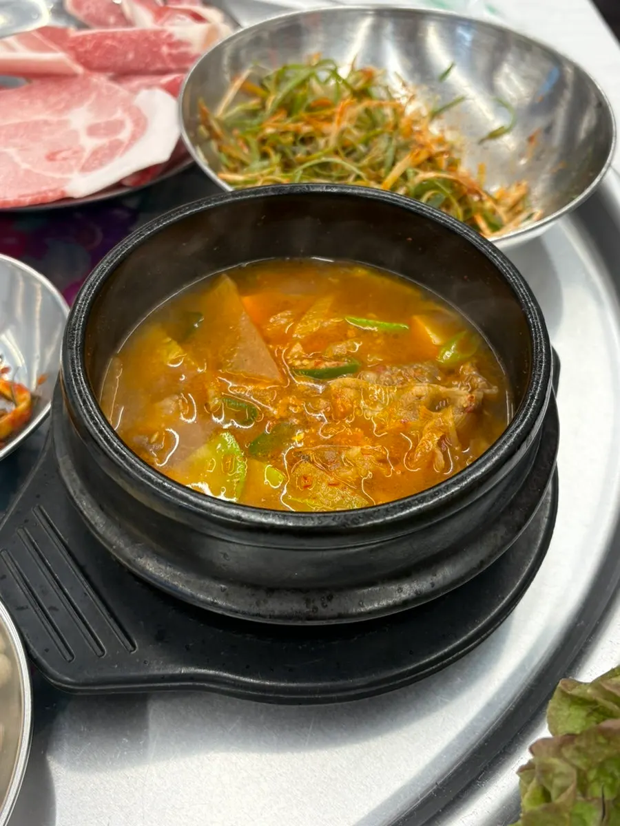 고기와 곁들인 미나리