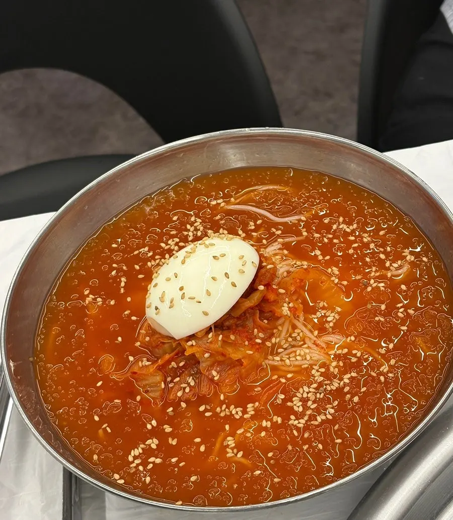 마무리로 주문한 김치말이국수