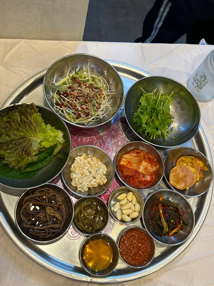 Self-serve bar for extra side dishes