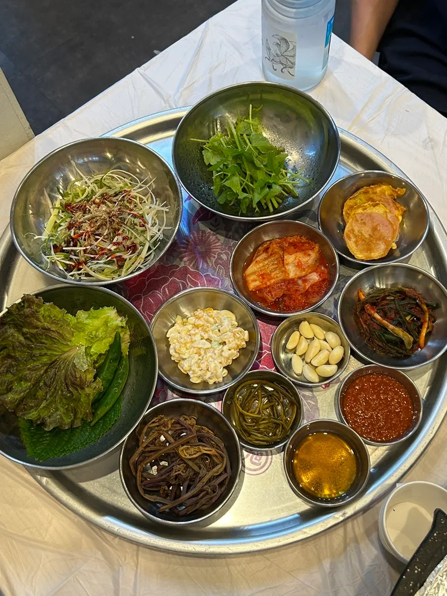 Side dish containers at the self-serve bar