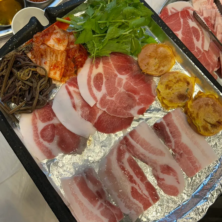 Samgyeopsal grilling on the full grill plate