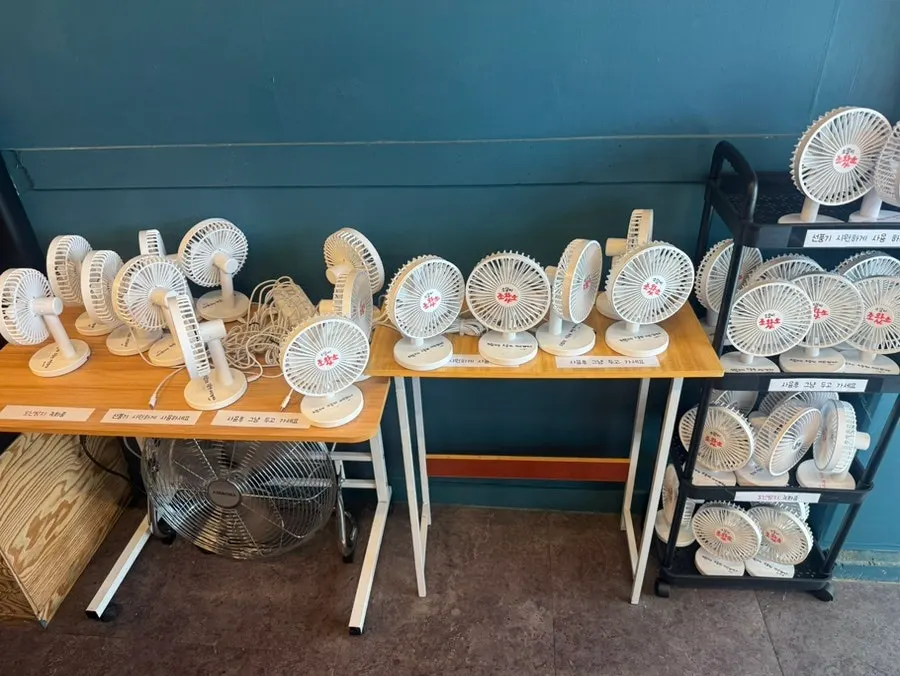 조왔소 내부 테이블과 구이 자리