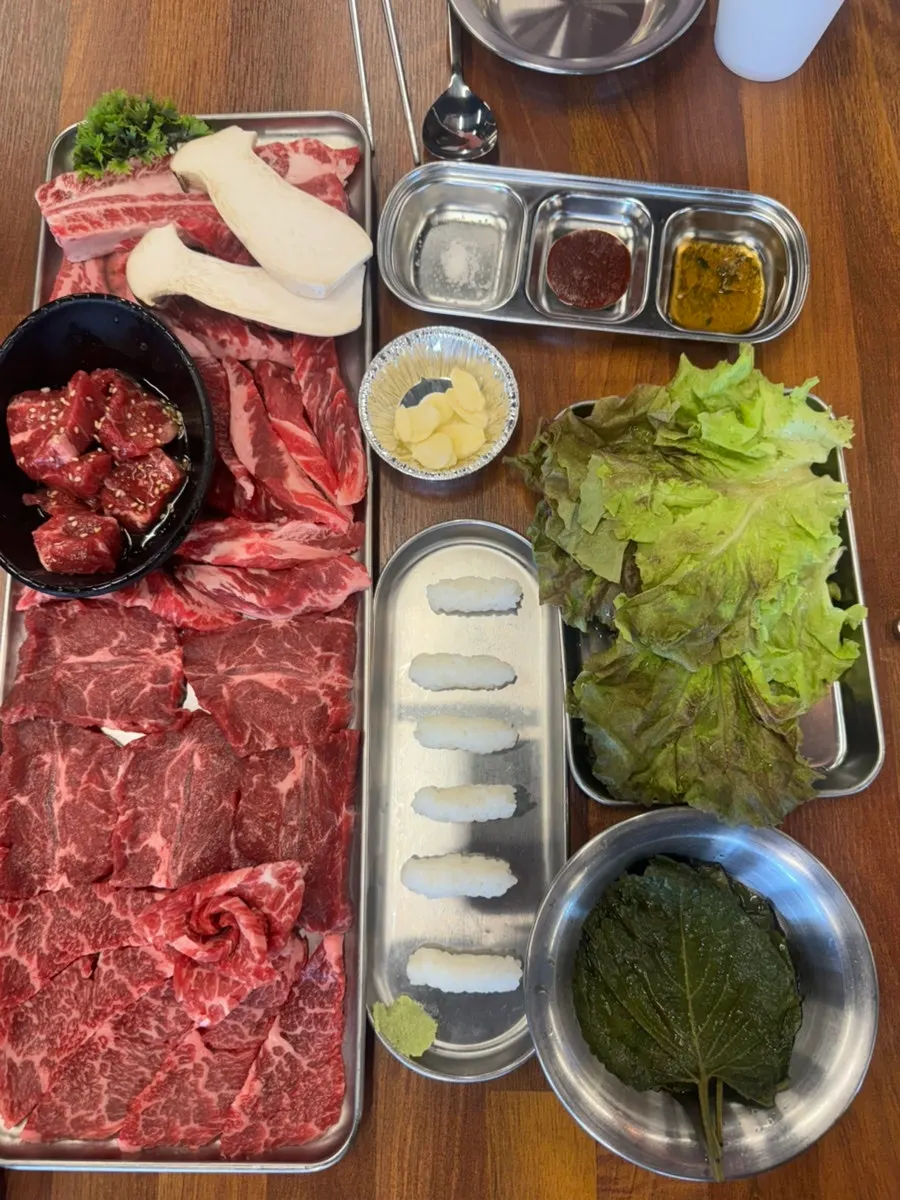 쪽파 무침과 김치가 놓인 반찬 셀프바