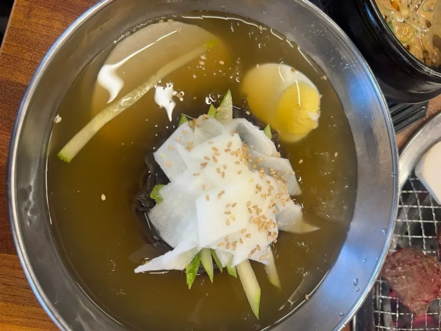 불판에 올린 소갈비살과 부채살