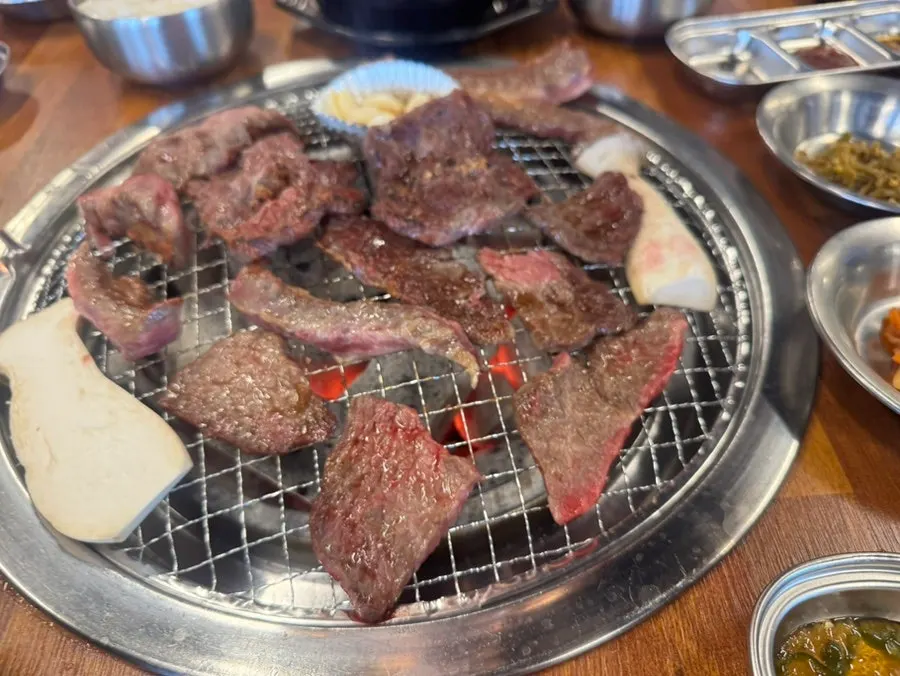살얼음 동동 뜬 물냉면과 소고기