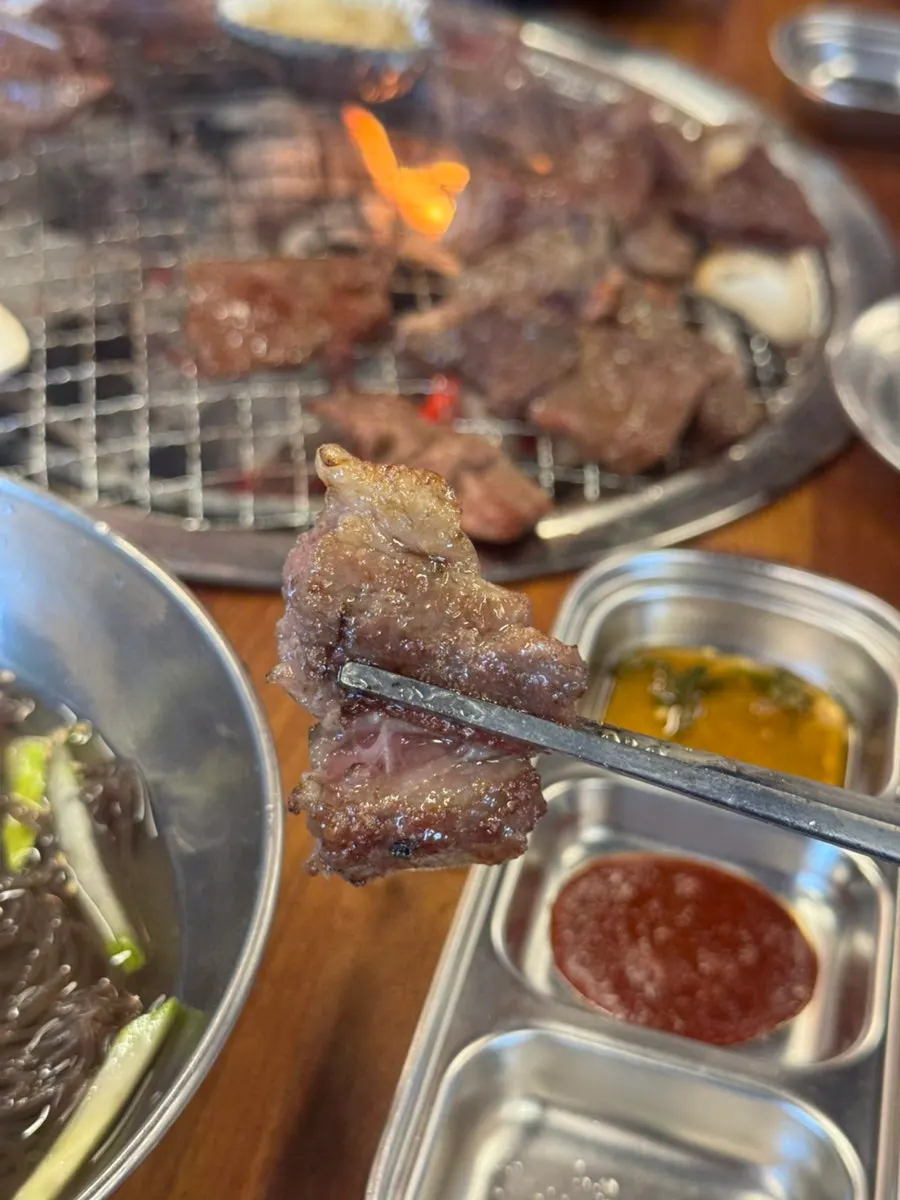 숯불에 구워지는 소고기