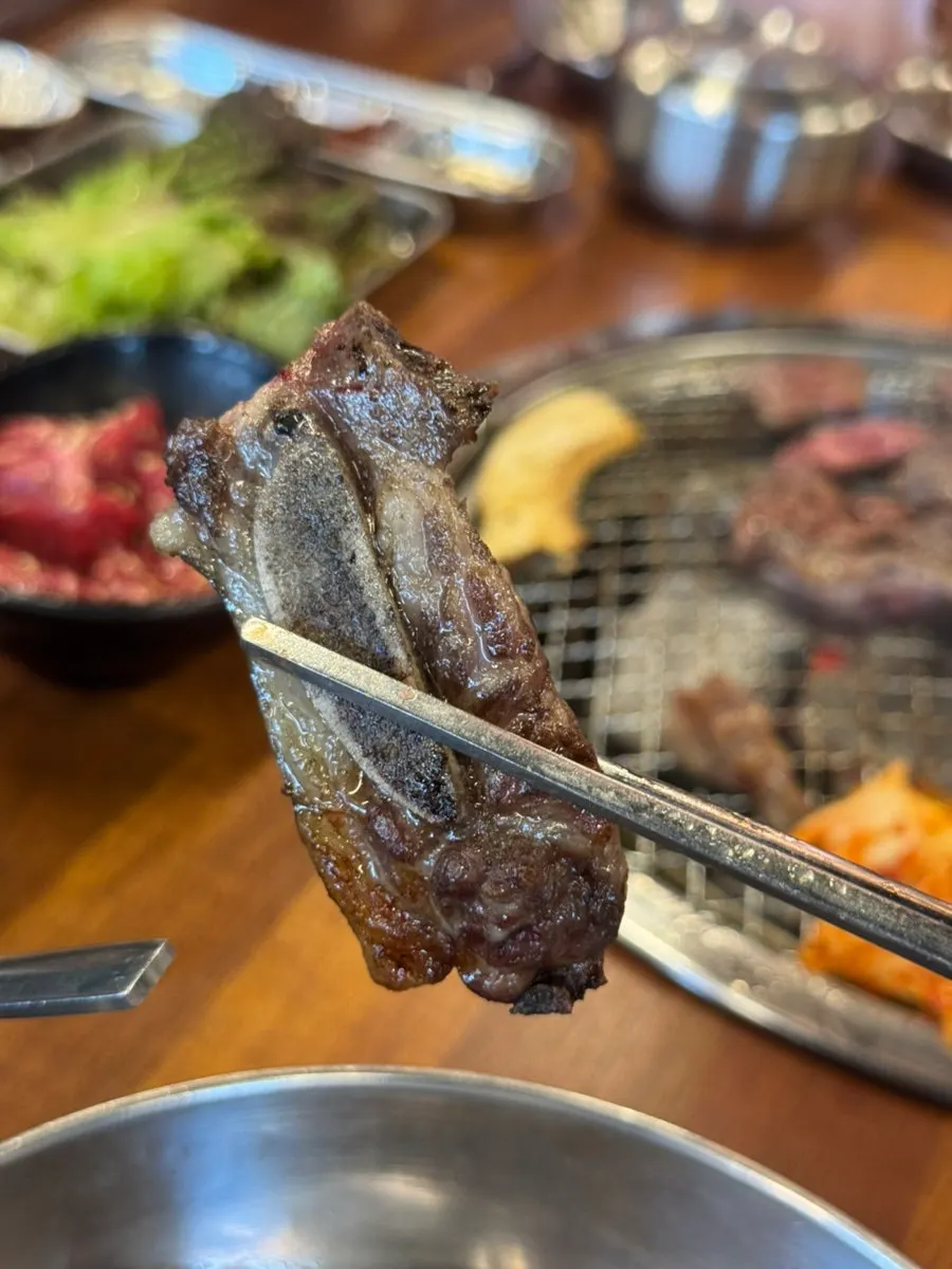 불판에서 익는 유채 꿀 양념 고기