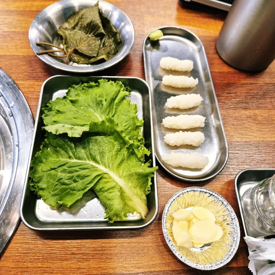 Side dish spread served alongside the meat