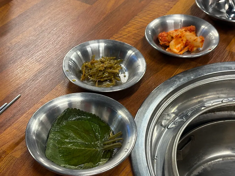 Pickled perilla leaves, pickled radish, and other Jowatso side dishes