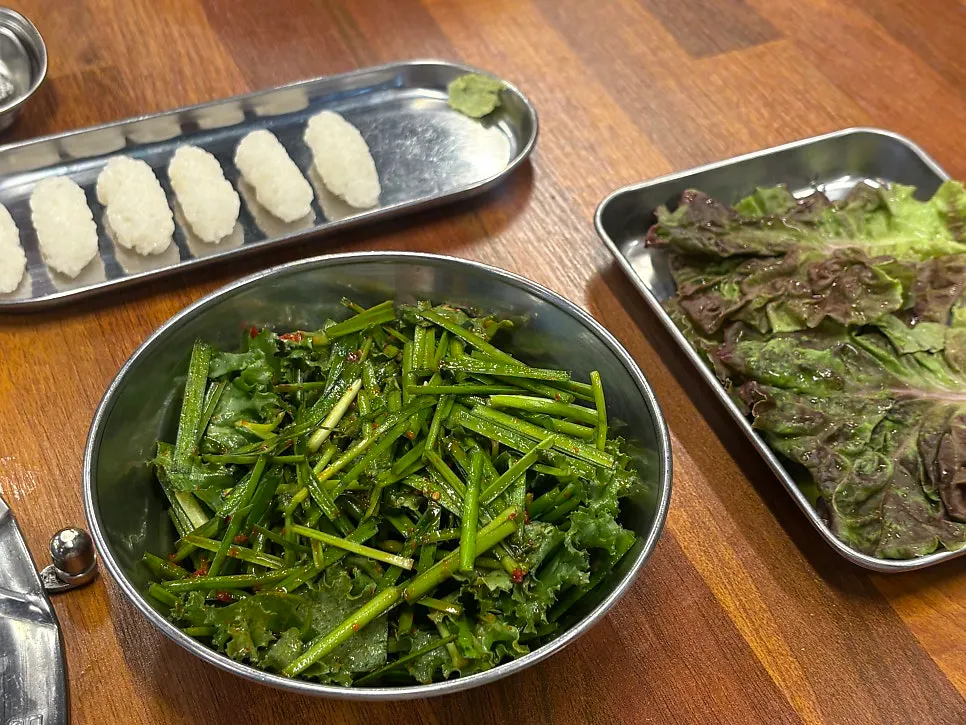 Sushi included as a basic side at Jowatso