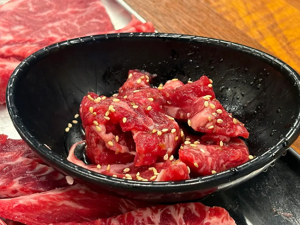 Signature special-cuts platter, 850g, set at the table at Jowatso