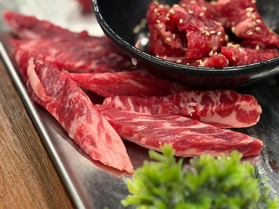 Close-up of udaegalbi, bonkkotsal, and other special cuts