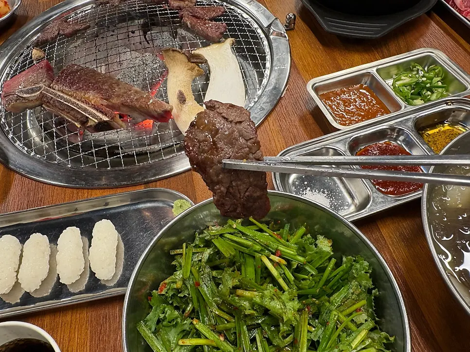 Sogalbisal and bucheotsal cooking on the grill