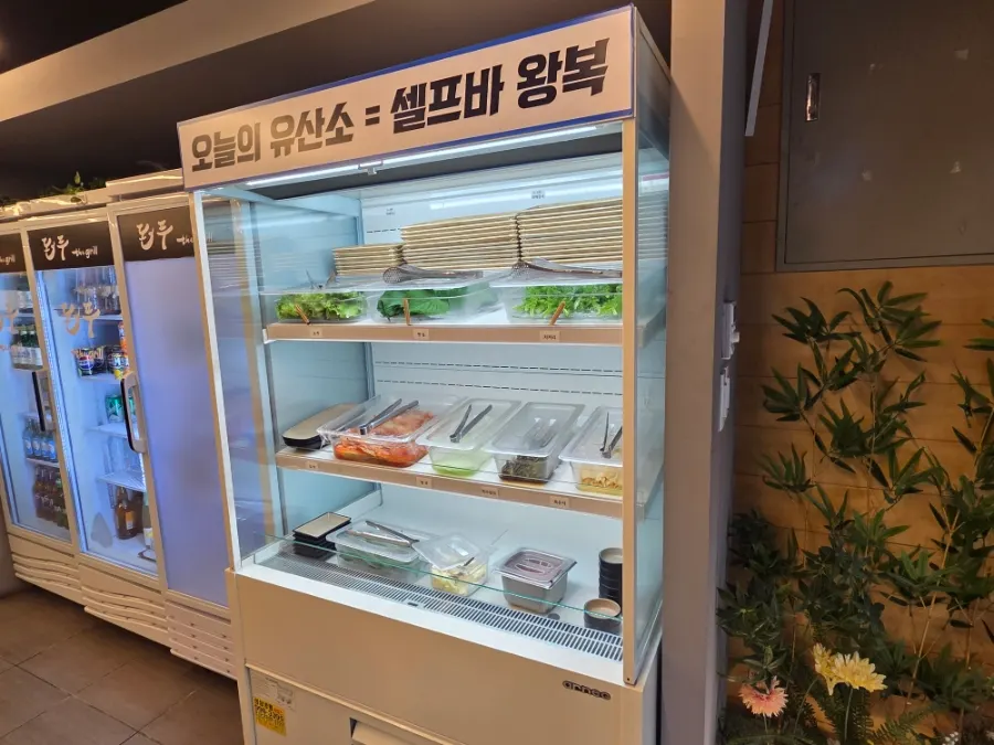 테이블이 여유 있게 배치된 매장 내부