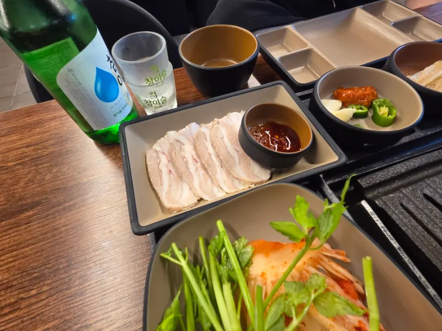 반찬이 둘러 세팅된 특별 제작 불판과 칸 나뉜 앞접시
