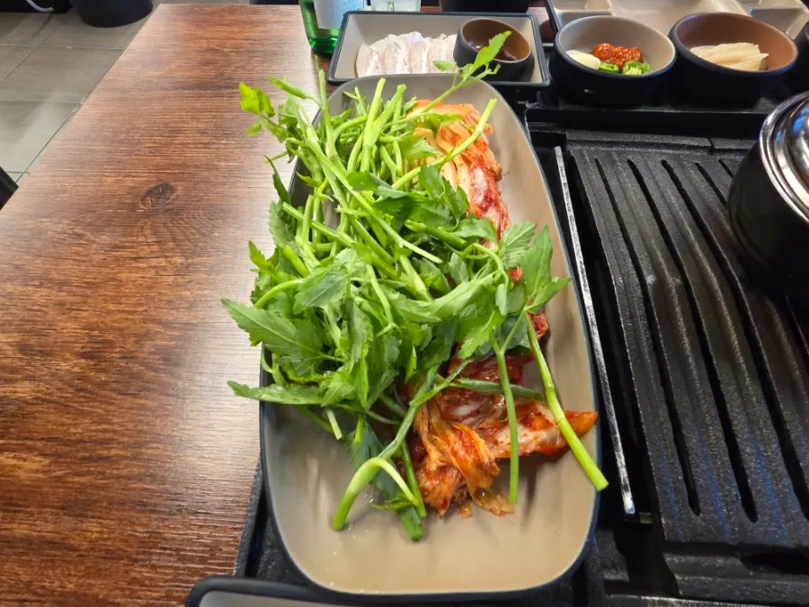 밑반찬으로 나온 냉제육 한 접시