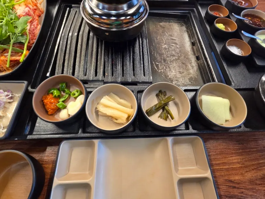 구워 먹을 김치와 미나리 접시