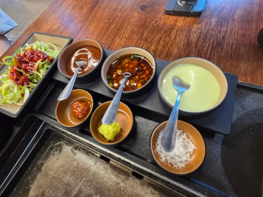 계란찜과 밑반찬이 놓인 상차림
