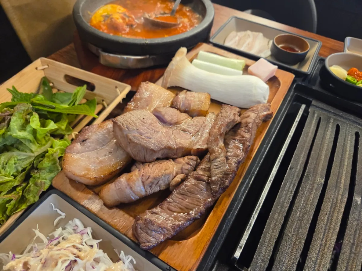 기본으로 나온 돌판 김치찌개