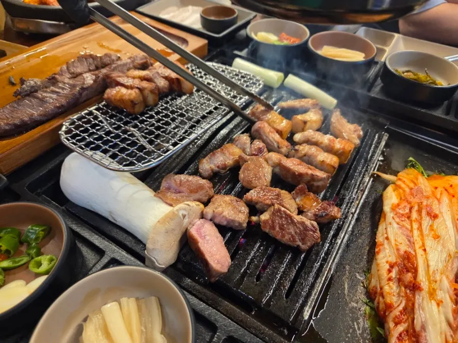 불판 위에서 익어가는 고기