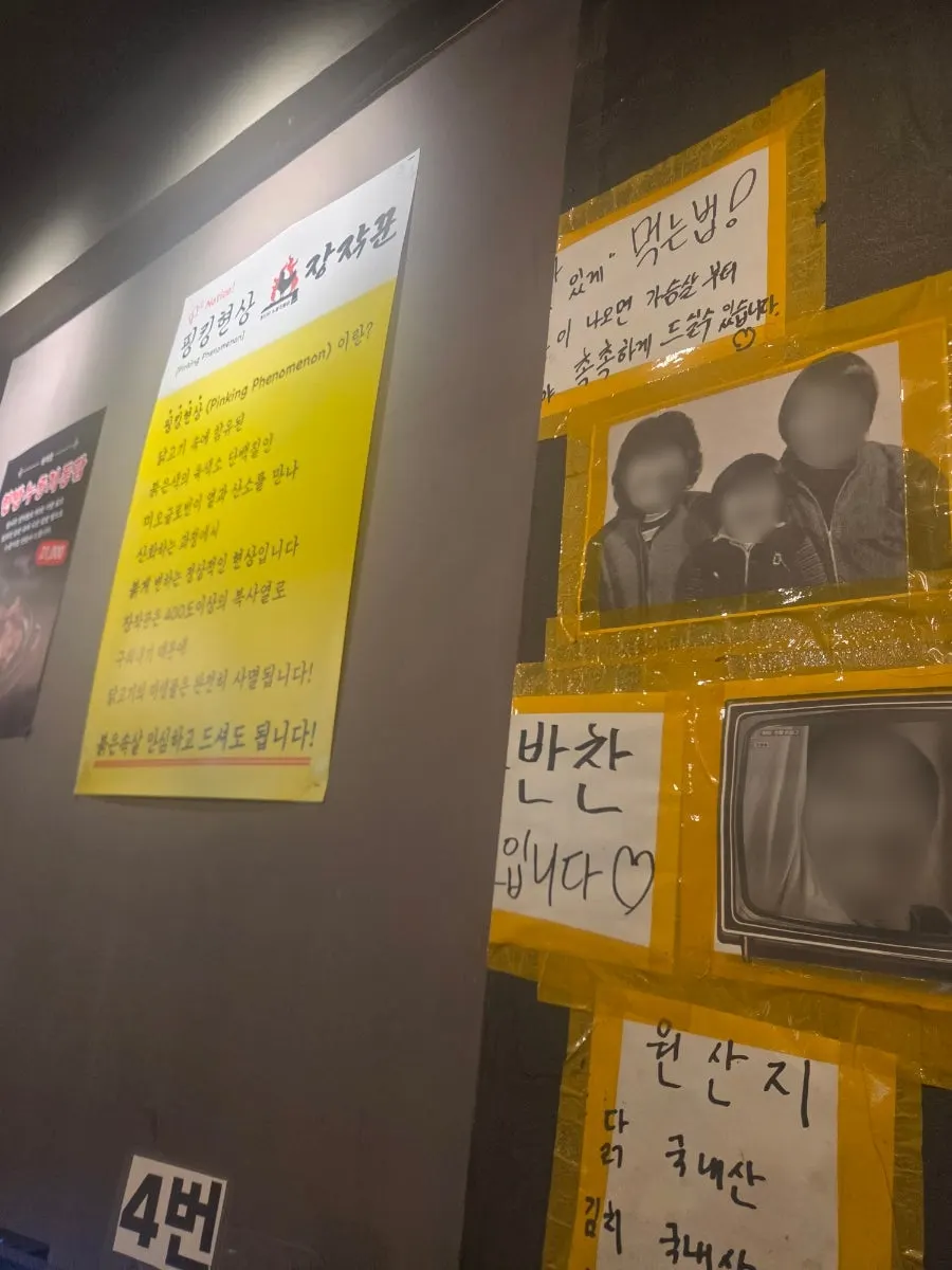 넓은 단체석이 있는 장작꾼 매장 내부