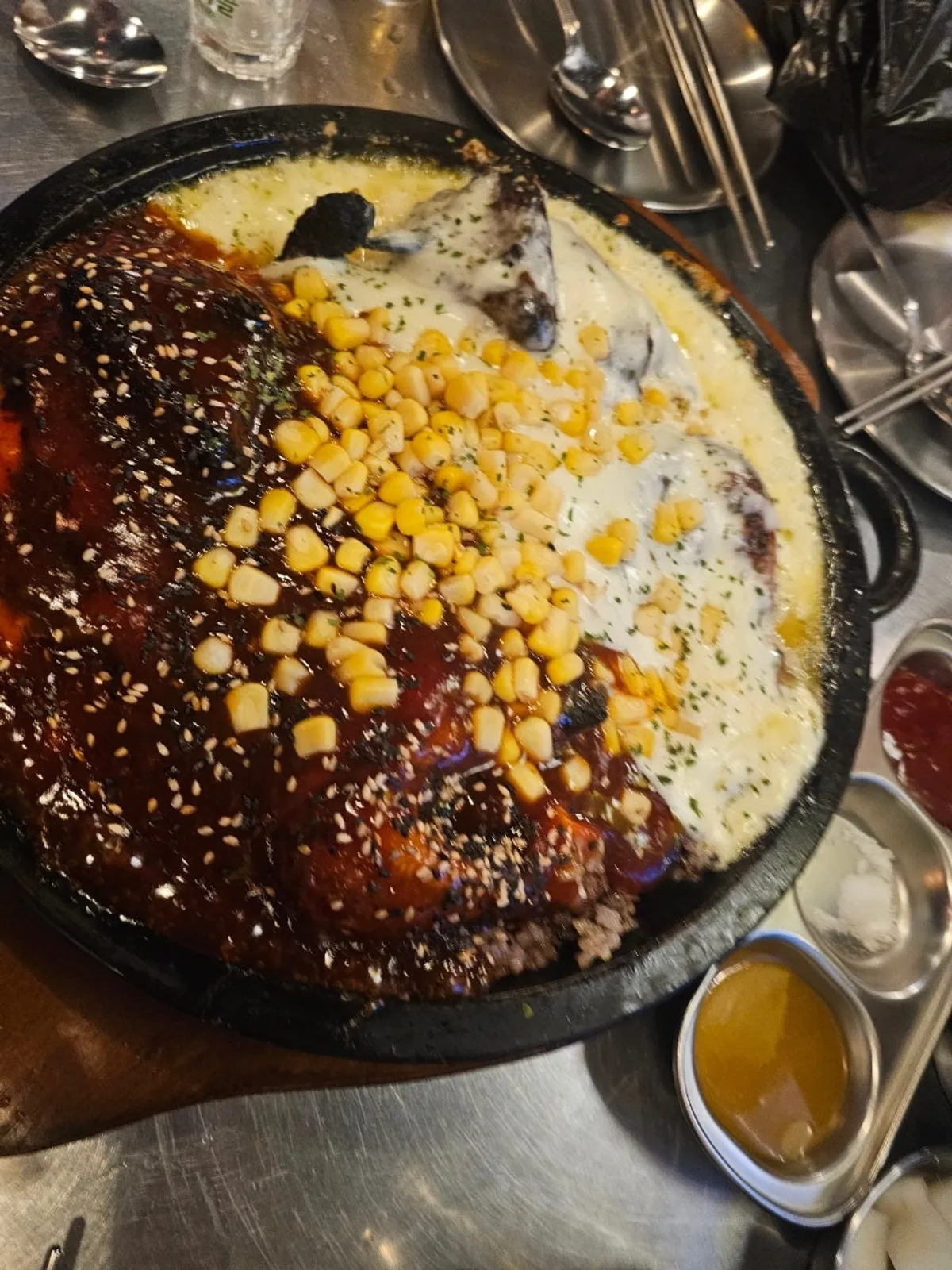 철판에 담겨 나온 매콤반반누룽지통닭