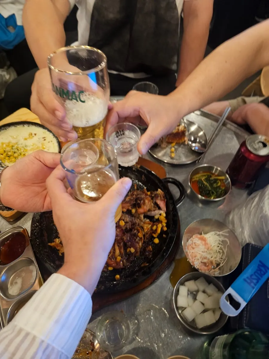 치즈가 늘어나는 콘치즈와 매콤 양념 치킨