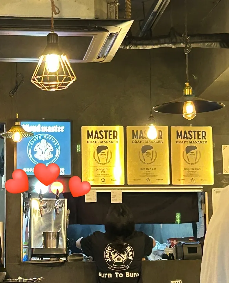 A 420cc glass of Jangjakgun's draft beer