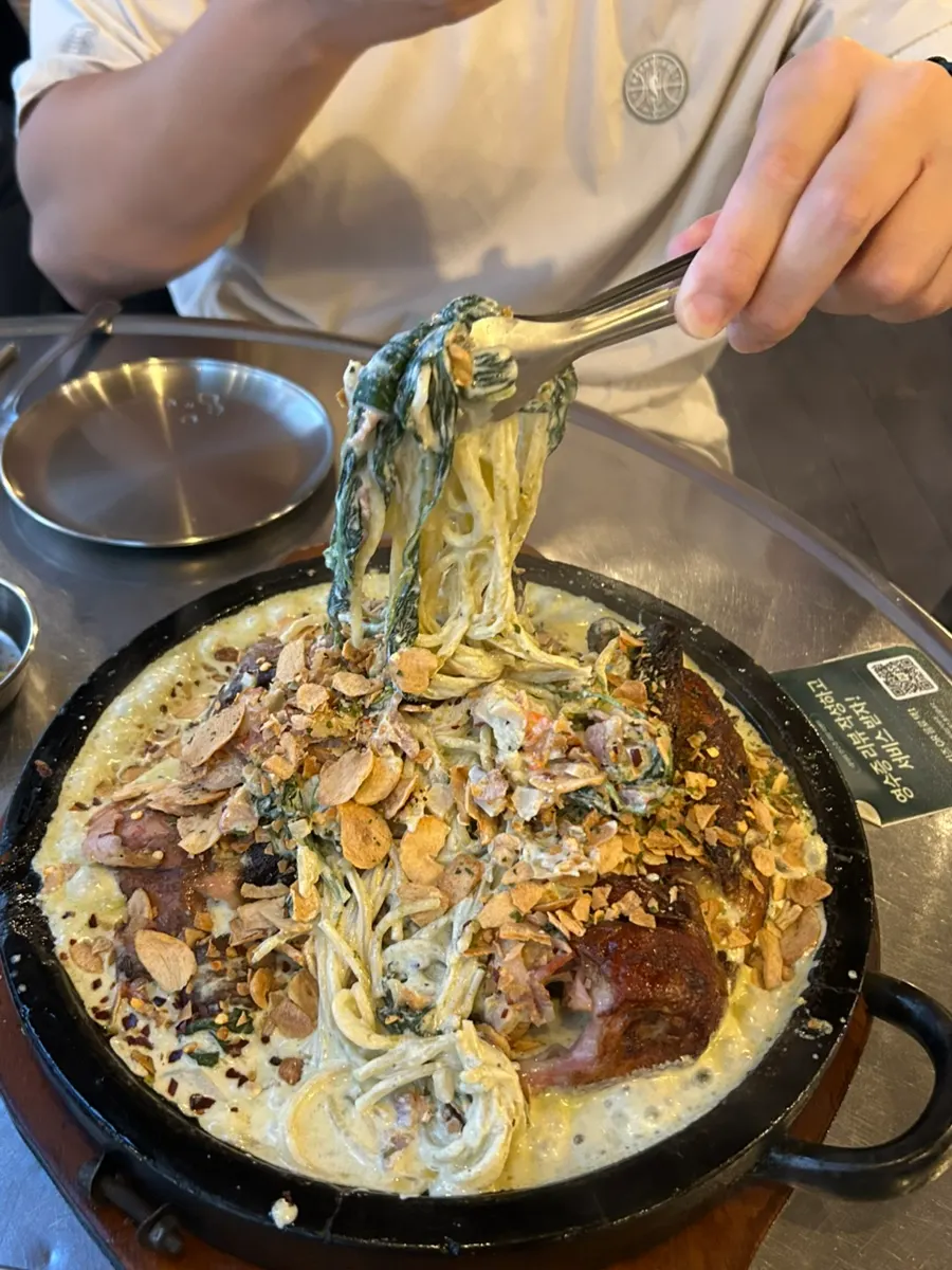 Cheongyang cream sauce topped with garlic flakes