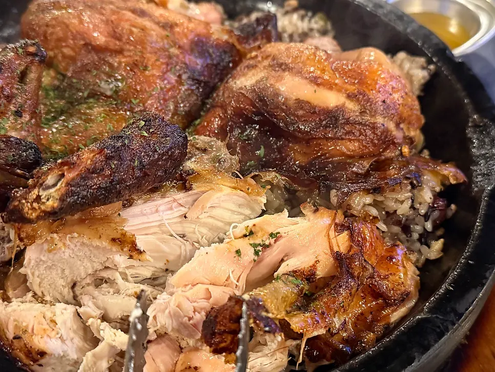 철판에 통째로 나온 한방누룽지통닭과 생맥주