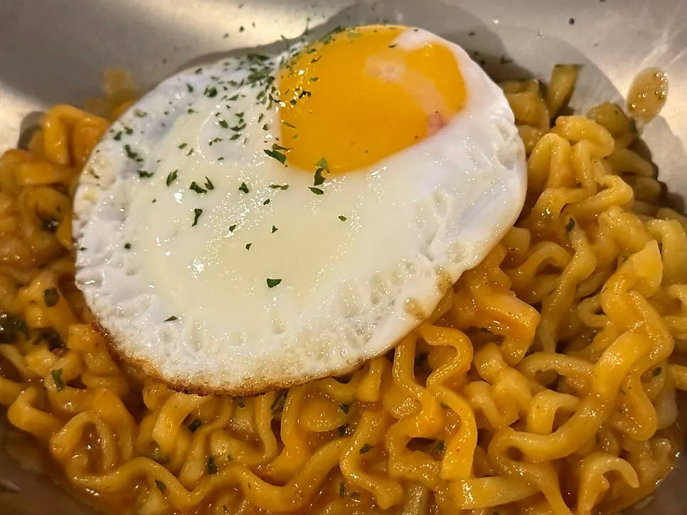 떡볶이 국물에 적신 누룽지 한 숟갈