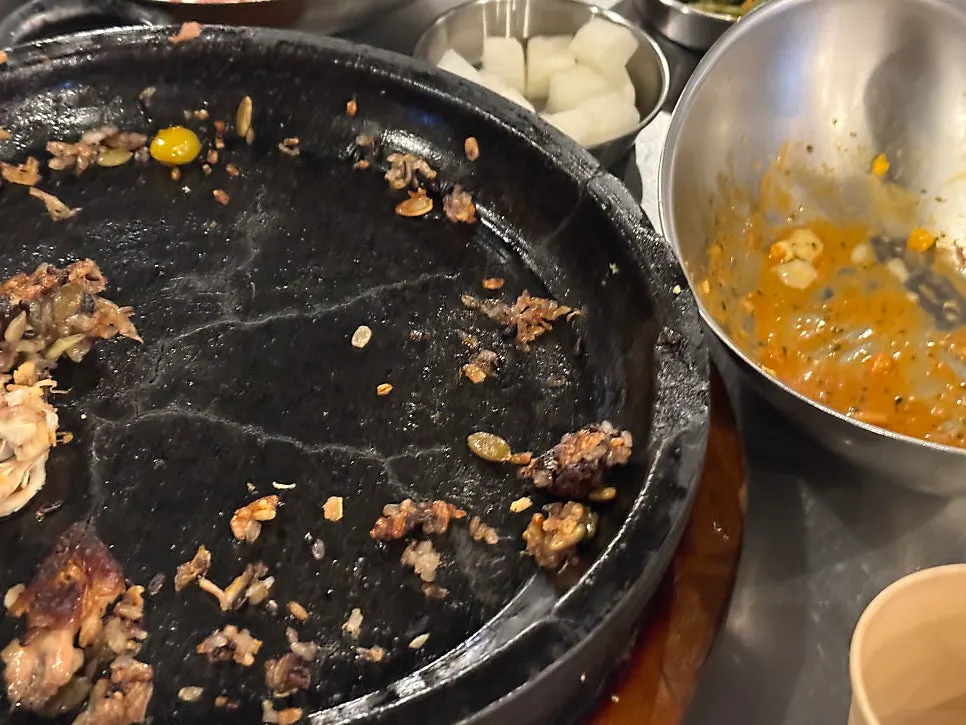 까르보불닭볶음면 위에 올린 닭고기 한 덩이