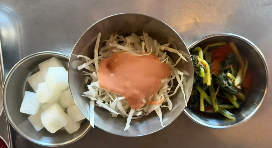 치킨무와 열무김치, 양배추 샐러드 기본 반찬