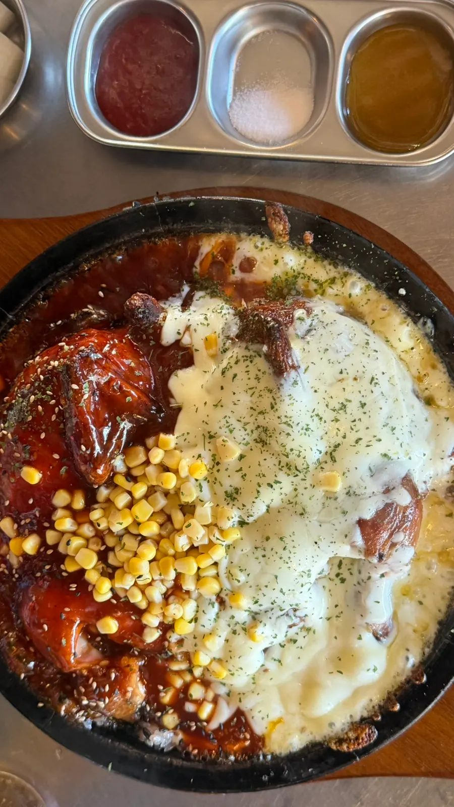 돌판에 나온 매콤반반누룽지통닭