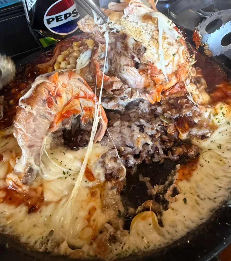 통닭 아래 깔린 바삭한 누룽지