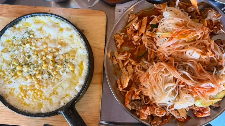 지글지글 끓는 돌판콘치즈