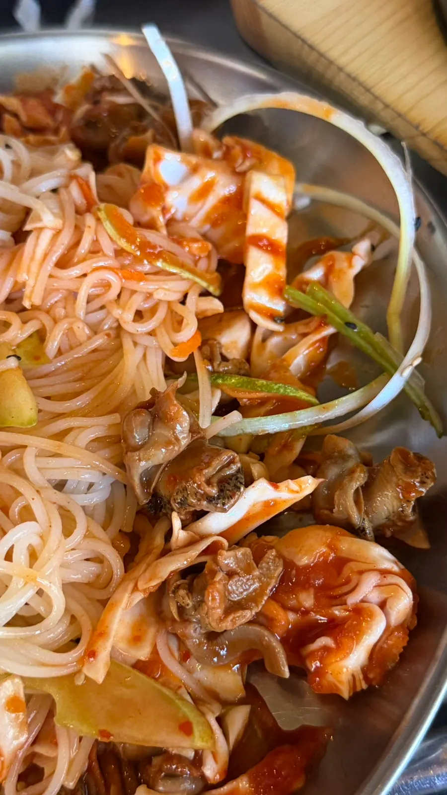 통닭과 콘치즈, 생맥주가 함께 놓인 테이블