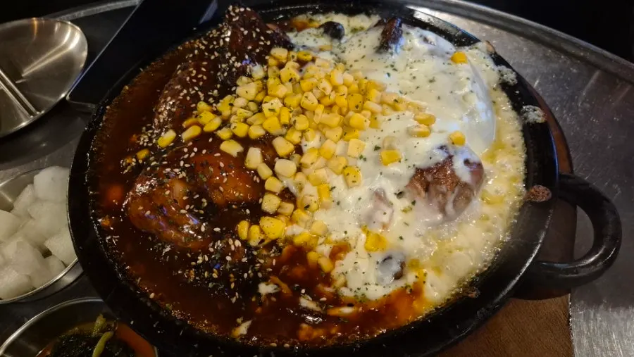 Half-and-half nurungji chicken with corn cheese and sweet sauce