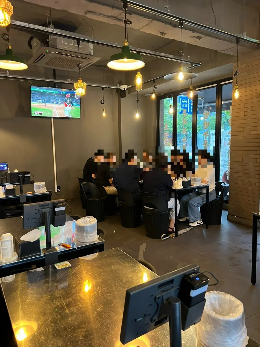 블랙 톤으로 정돈된 장작꾼 문래점 매장 내부