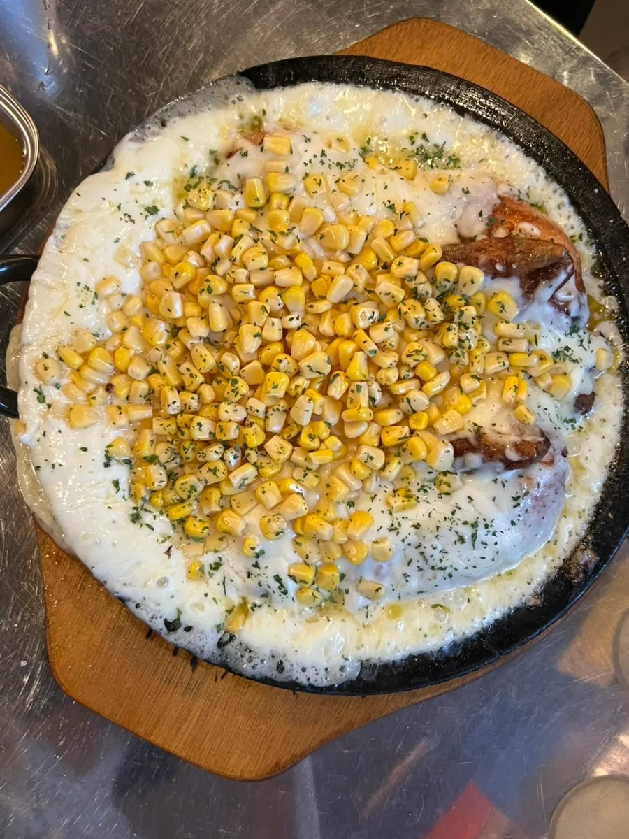 돌판에 담겨 나온 콘치즈누룽지통닭