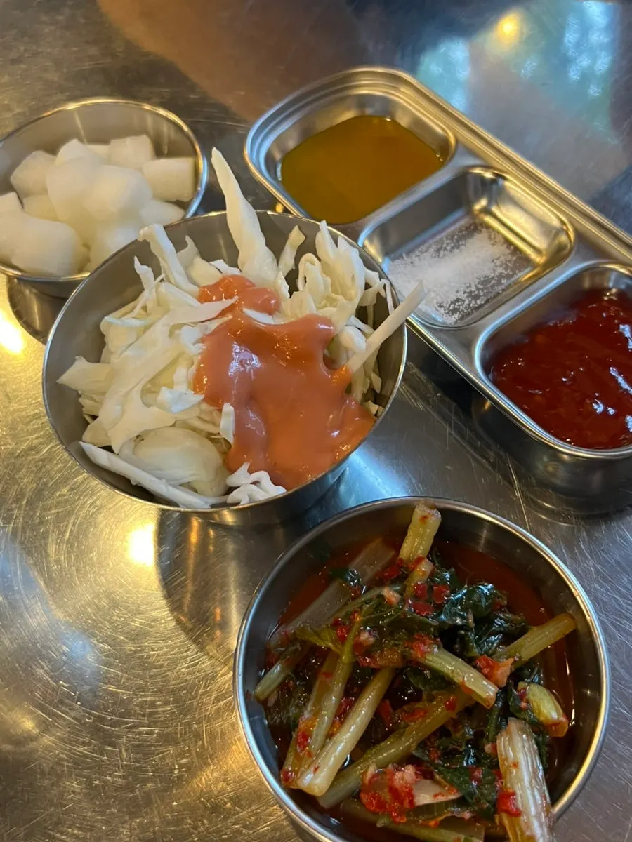 소스에 찍어 먹는 통닭구이 한 점