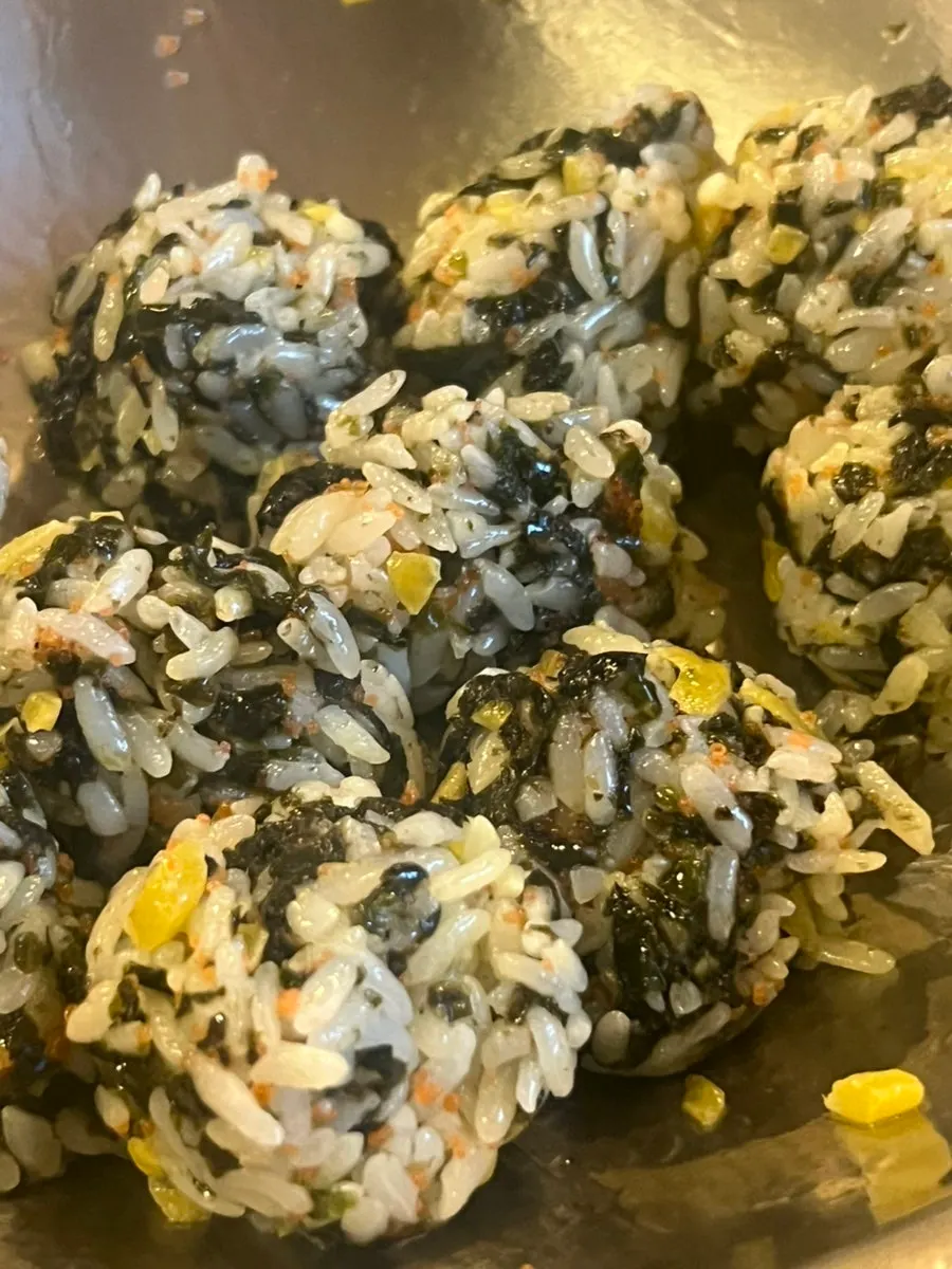 통닭과 함께 차려진 주먹밥 상차림
